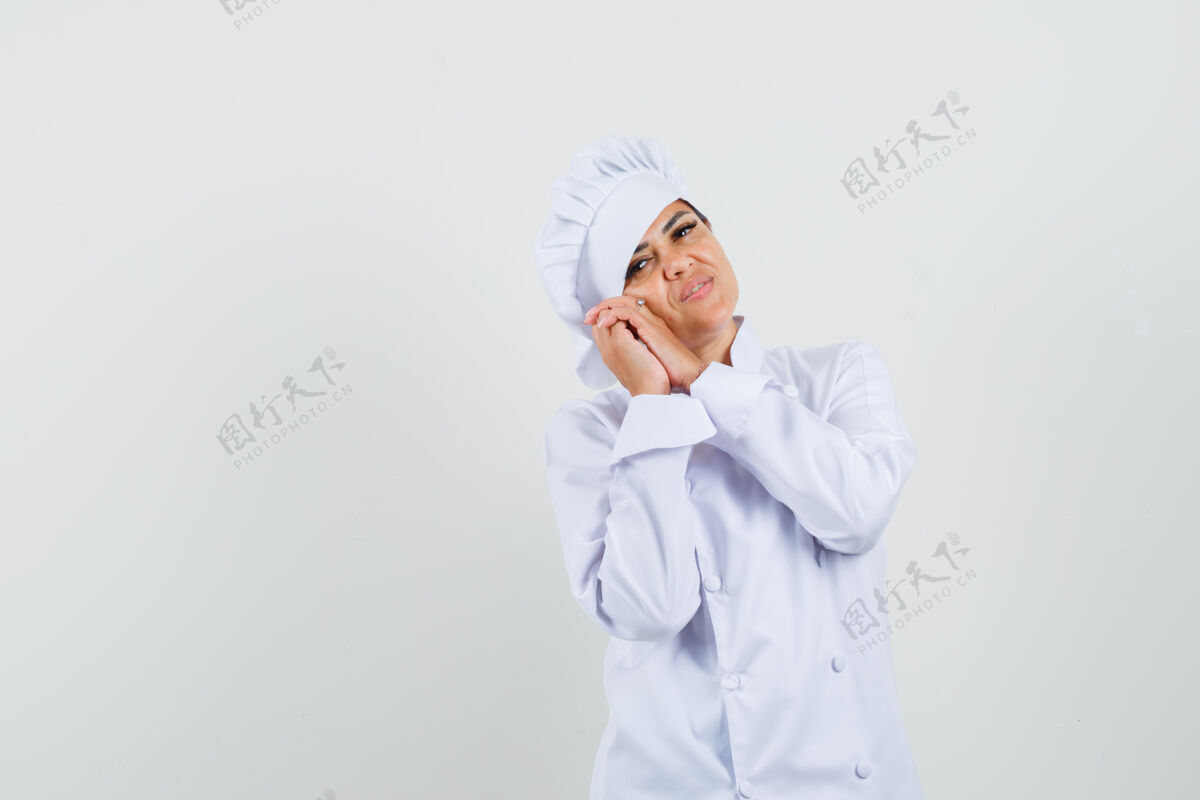 厨师身穿白色制服的女厨师 双手合十 靠在枕头上食品美食扣