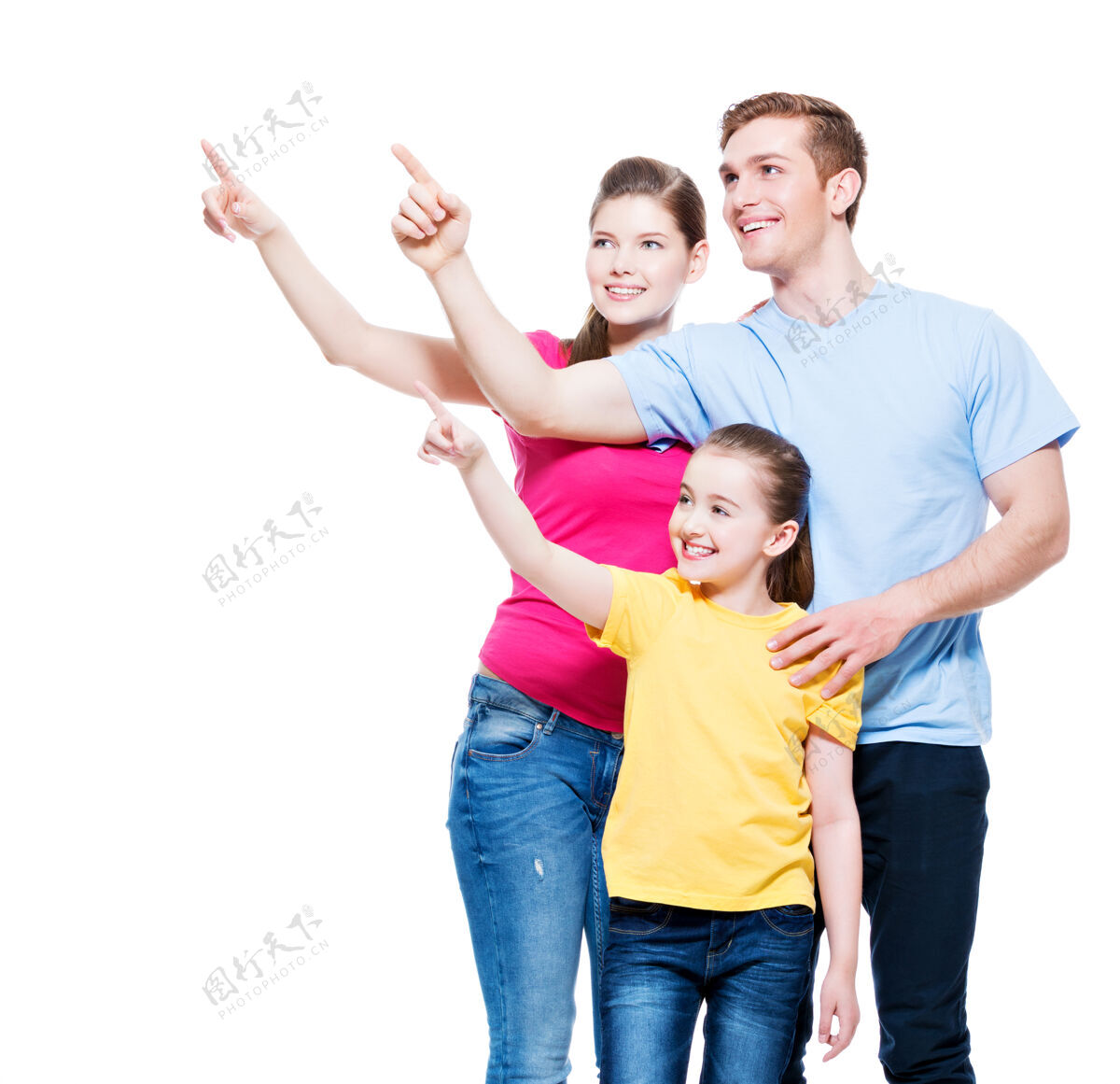 孩子快乐的年轻家庭 孩子们竖起手指-隔离在白墙上多彩男人人