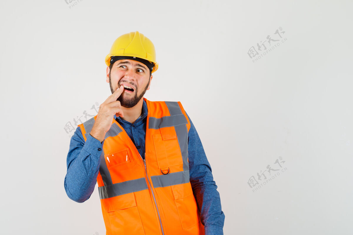 肖像年轻的建筑工人在衬衫 背心 头盔和痛苦的牙痛 看起来不舒服前视图工程师建筑工作