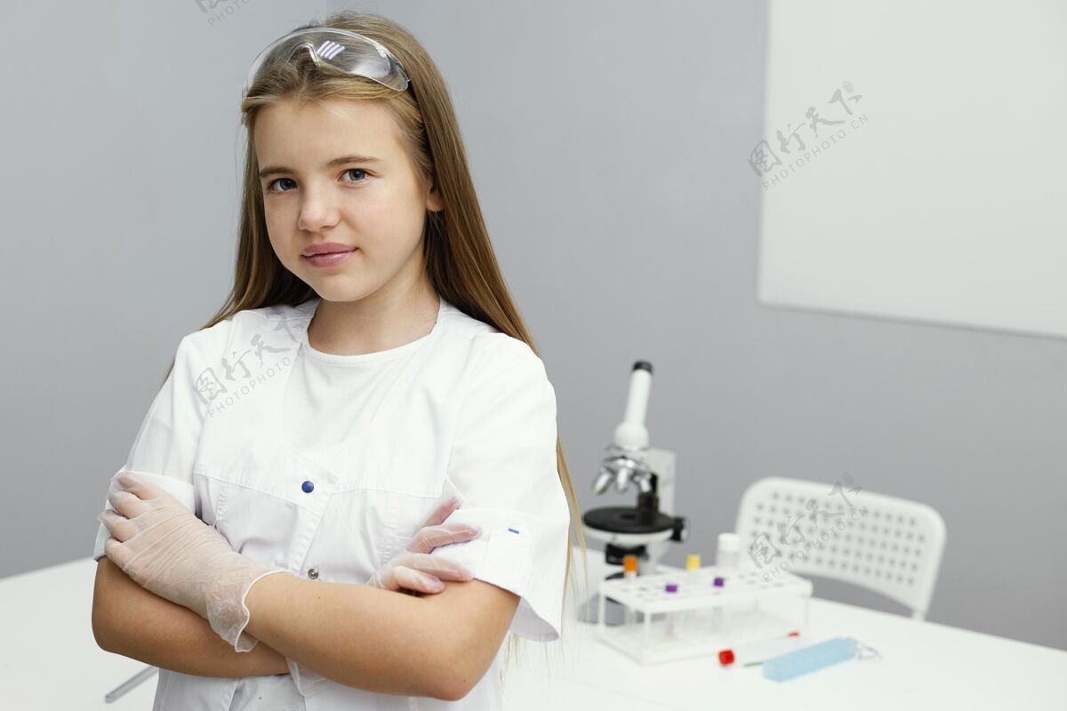 实验室穿着实验室外套的年轻女科学家的前视图显微镜试管安全眼镜