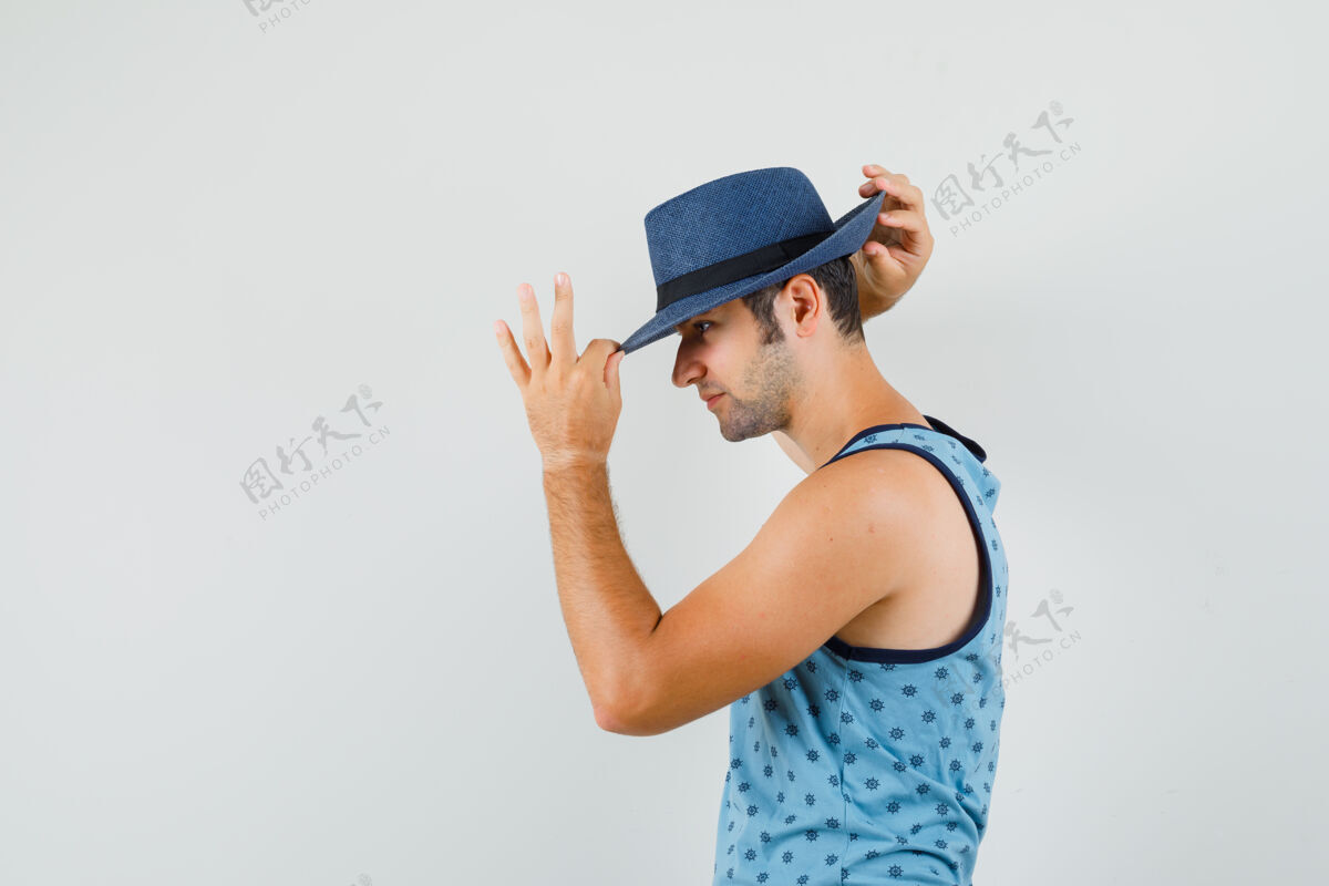 帽子年轻人戴着一顶蓝色的帽子 看上去很帅现代男休闲