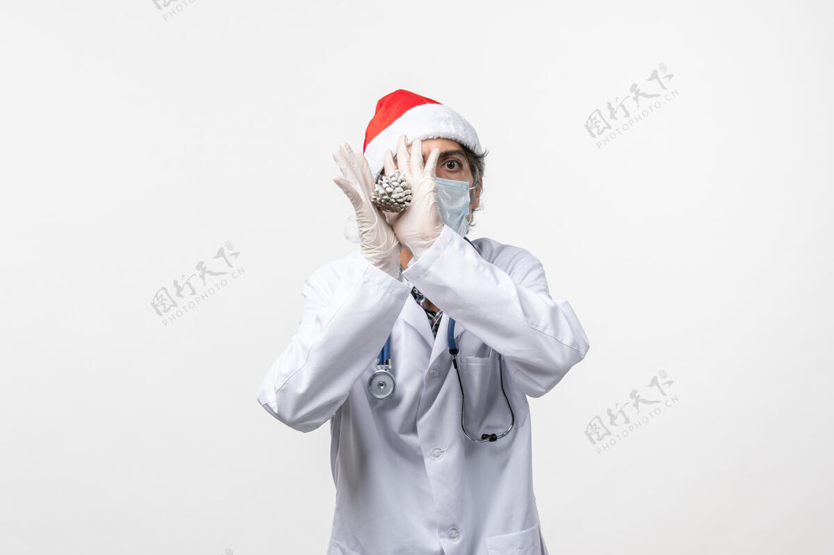 成人正面图：男医生拿着雪糕放在白桌子上病毒健康病毒病毒肖像实验室外套