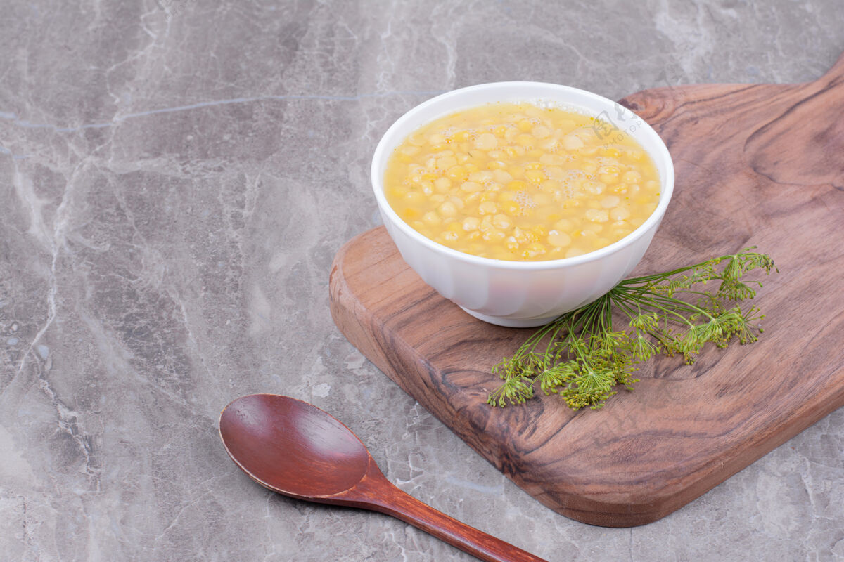 餐具一杯白豌豆汤放在木盘上菜单生物质量