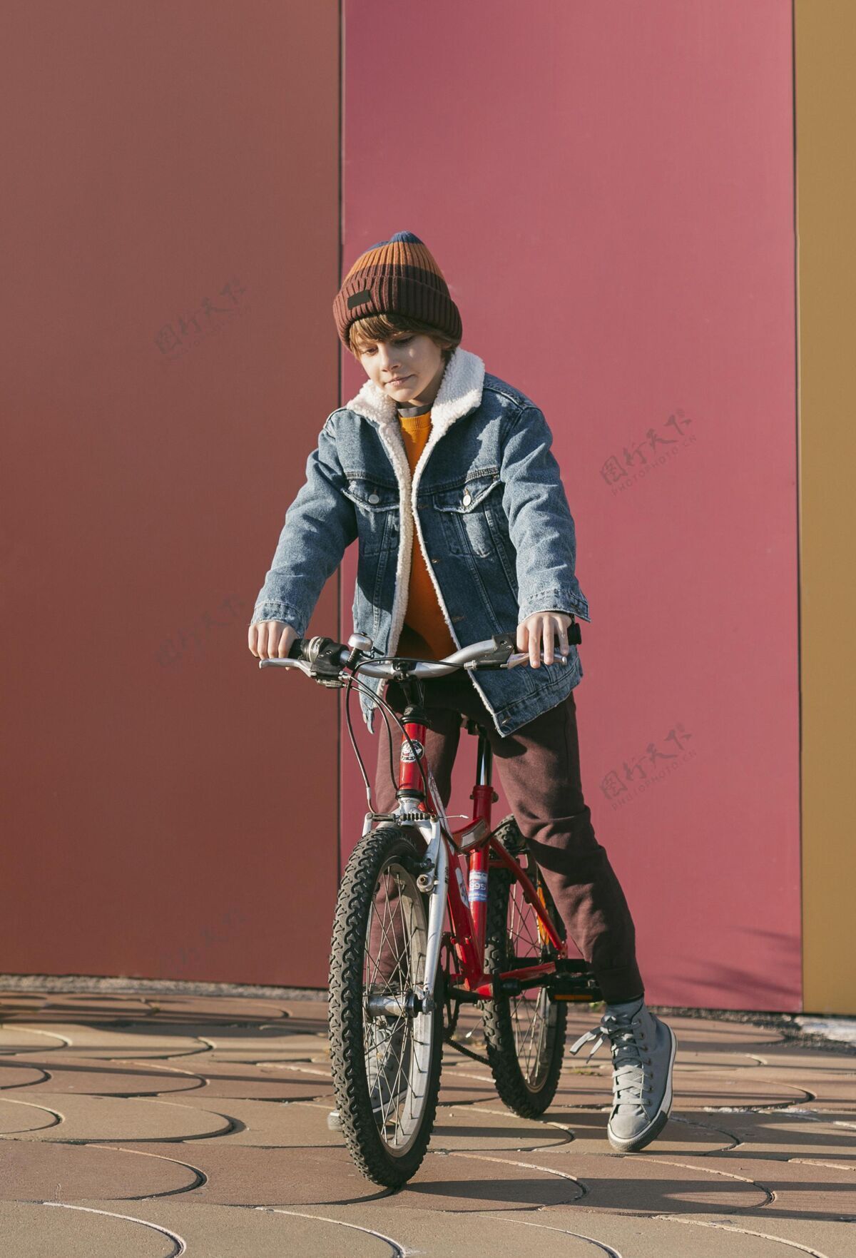 孩子户外骑自行车的孩子的前视图户外乐趣爱好