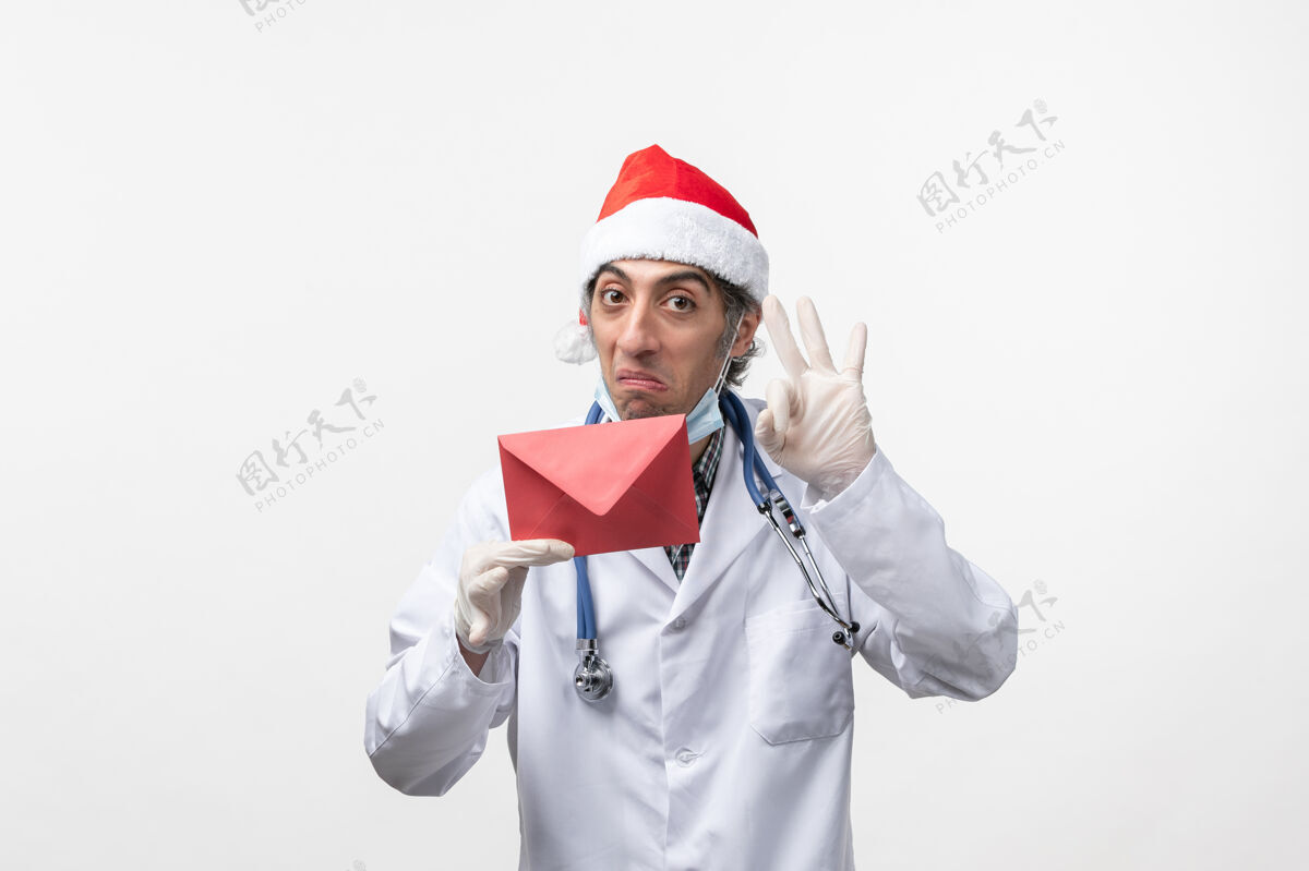 职业正面图男医生手持红包上白墙健康冠状病毒职业病毒冠状病毒