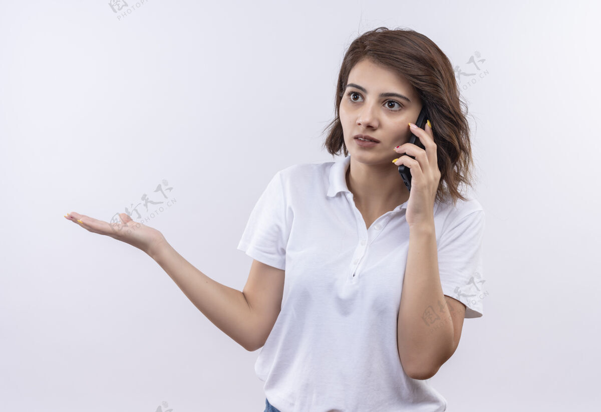 头发一个穿着白色马球衫的短发女孩在打电话的时候看起来很困惑 很焦虑立场女孩手机