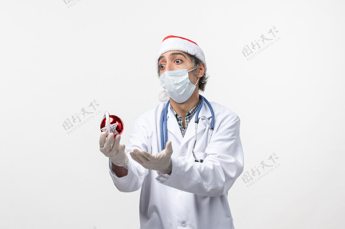 诊所正面图戴面具的男医生用白色地板上的玩具健康可维假日病毒圣诞节医院病毒