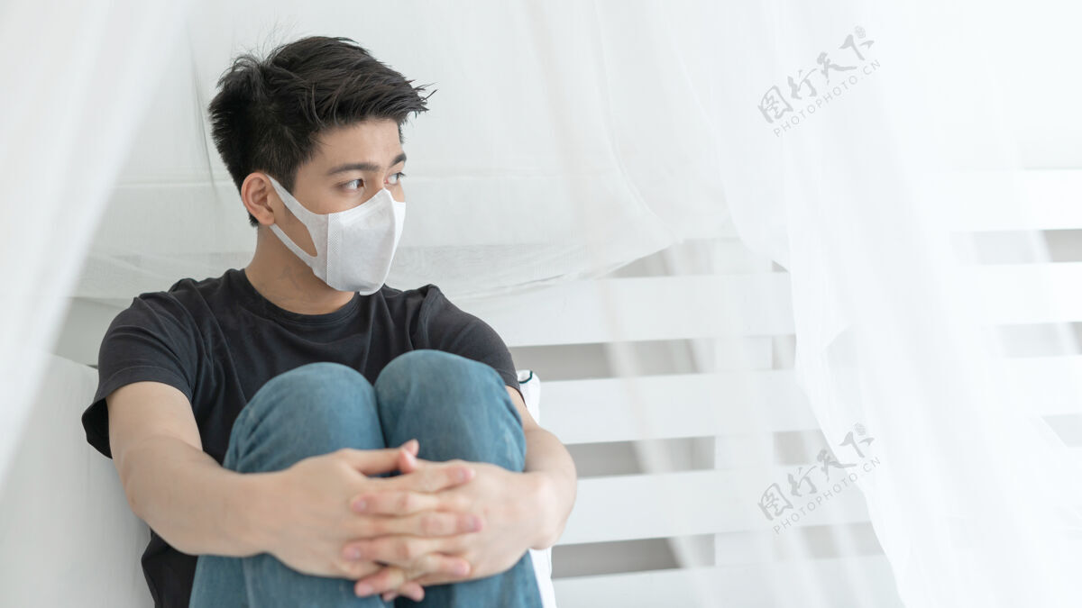 14天亚洲男子戴口罩以防在检疫室因冠状病毒冠状病毒-19而感到头痛和咳嗽病毒传播冠状病毒防护