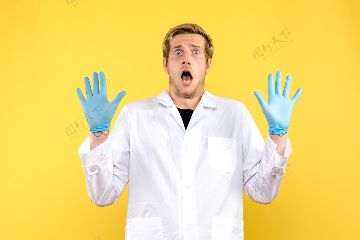 实验室外套正面图黄色背景上的男医生吓坏了人类医生-情感Covid男性医生服装