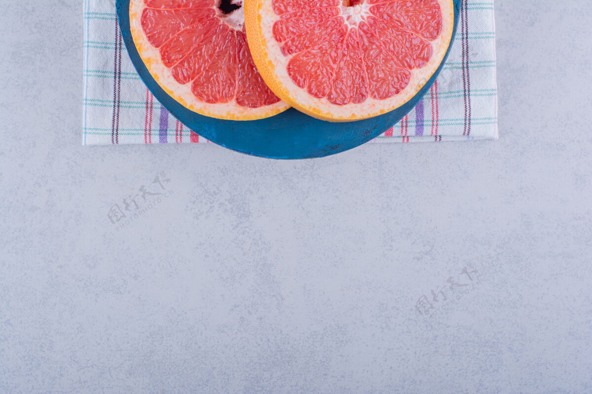 香橼蓝板的新鲜柚子片放在石桌上食品切片切块