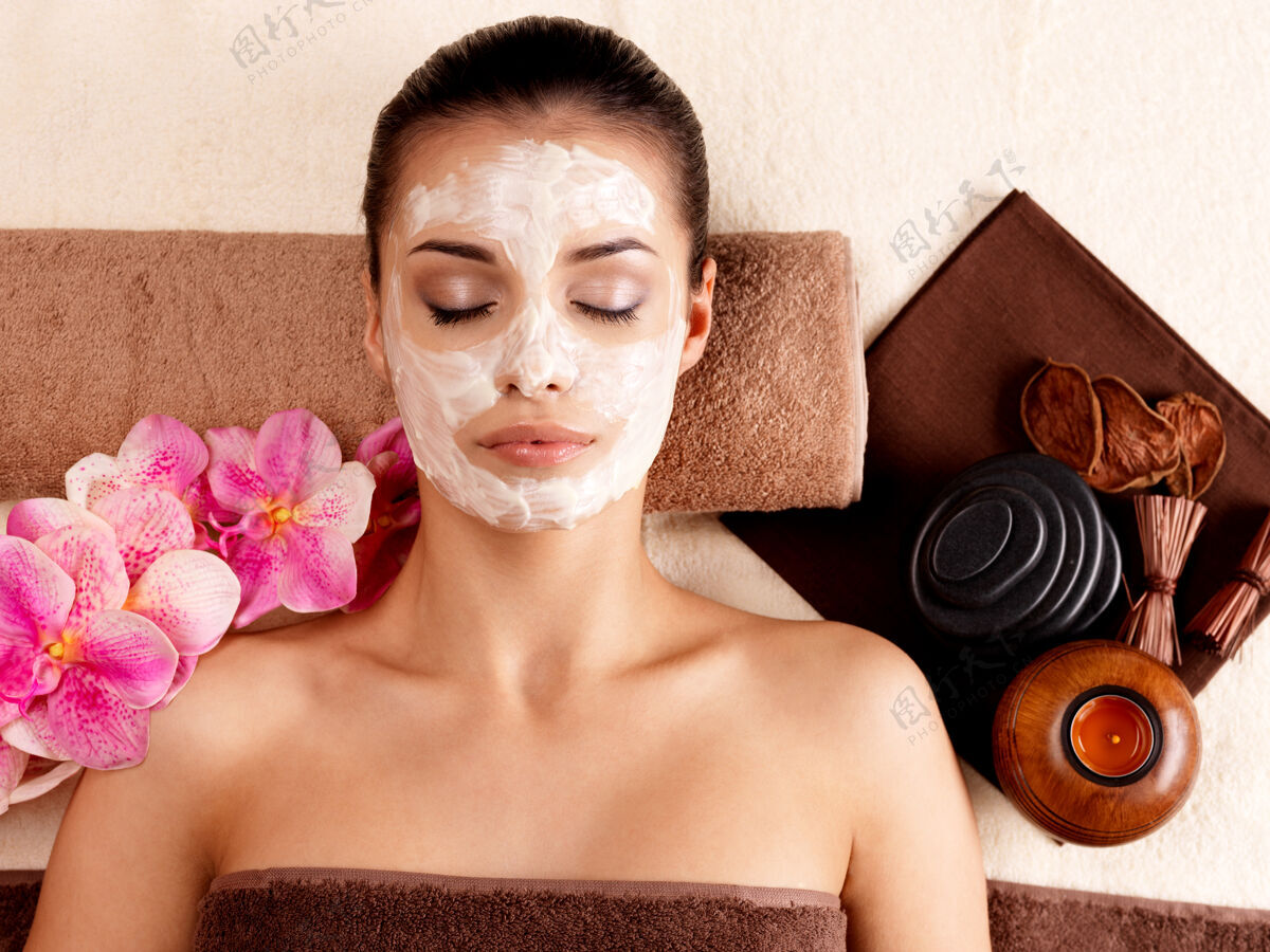 SPA沙龙年轻女子在美容院用化妆面膜放松-室内治疗娱乐面膜
