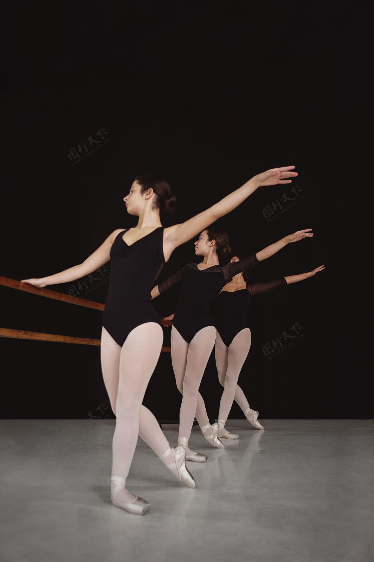 尖头鞋专业芭蕾舞演员一起排练的正面图芭蕾舞复制空间女子