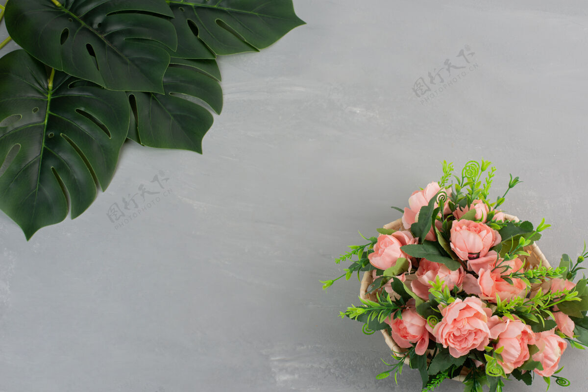 花一束美丽的粉红玫瑰放在灰色的桌子上视图开花顶部视图