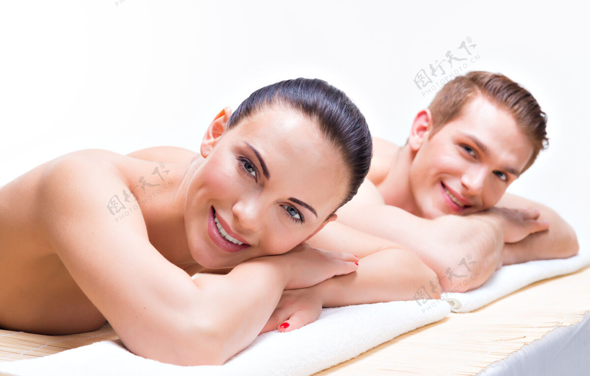 男性情侣躺在spa沙龙的按摩台上美容理念女性专业人士白种人