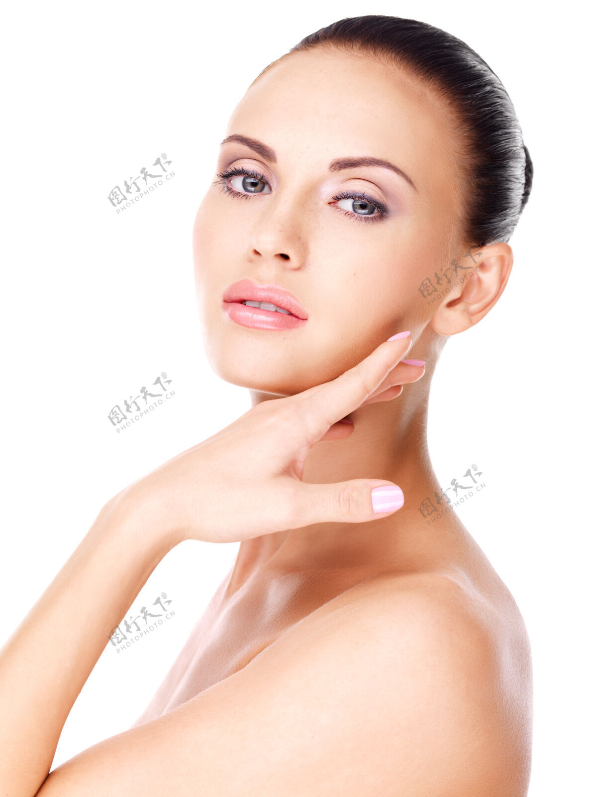 女人美丽健康的年轻白皙女人的脸 皮肤清新-隔离在白色下巴美丽一