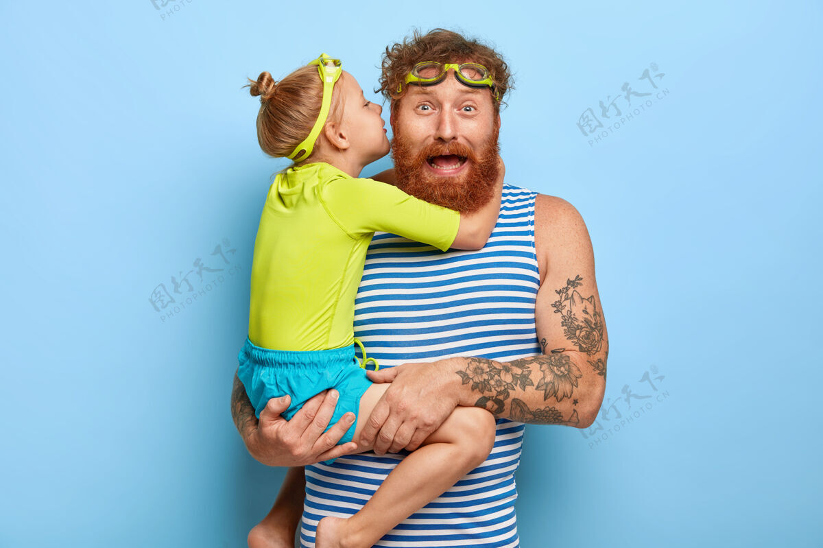 支持搞笑姜爸的照片收到小女儿的拥抱和亲吻 手上抱着孩子 戴着泳镜 在游泳池闲暇 穿着休闲服 关系不错白种人肖像女儿