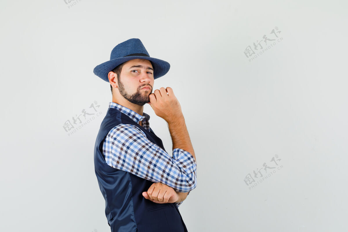衬衫年轻人穿着衬衫 背心 帽子站在思考的姿势 看起来很帅姿势男性胡茬
