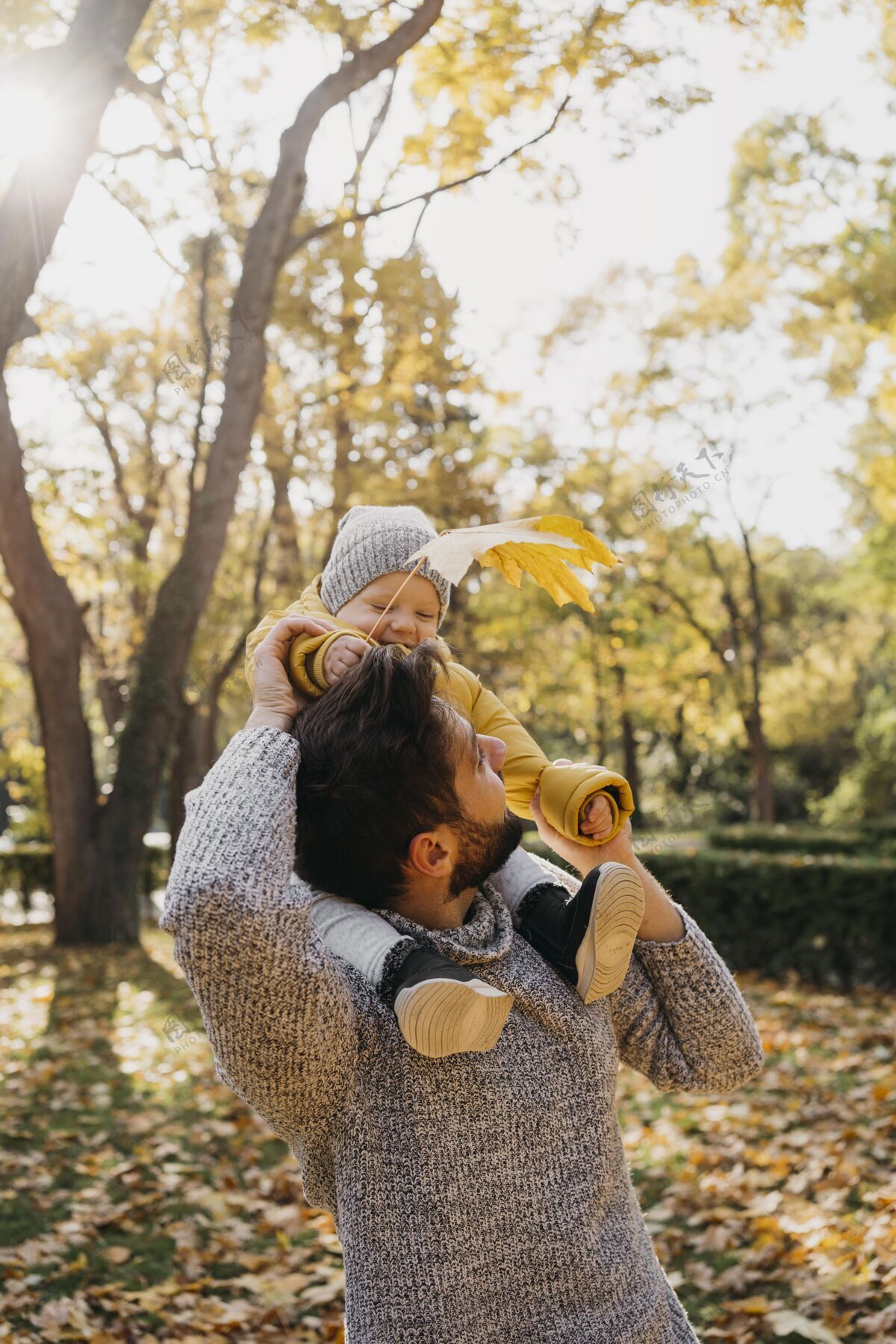 家庭快乐的爸爸带着他的孩子在外面在一起爱自然