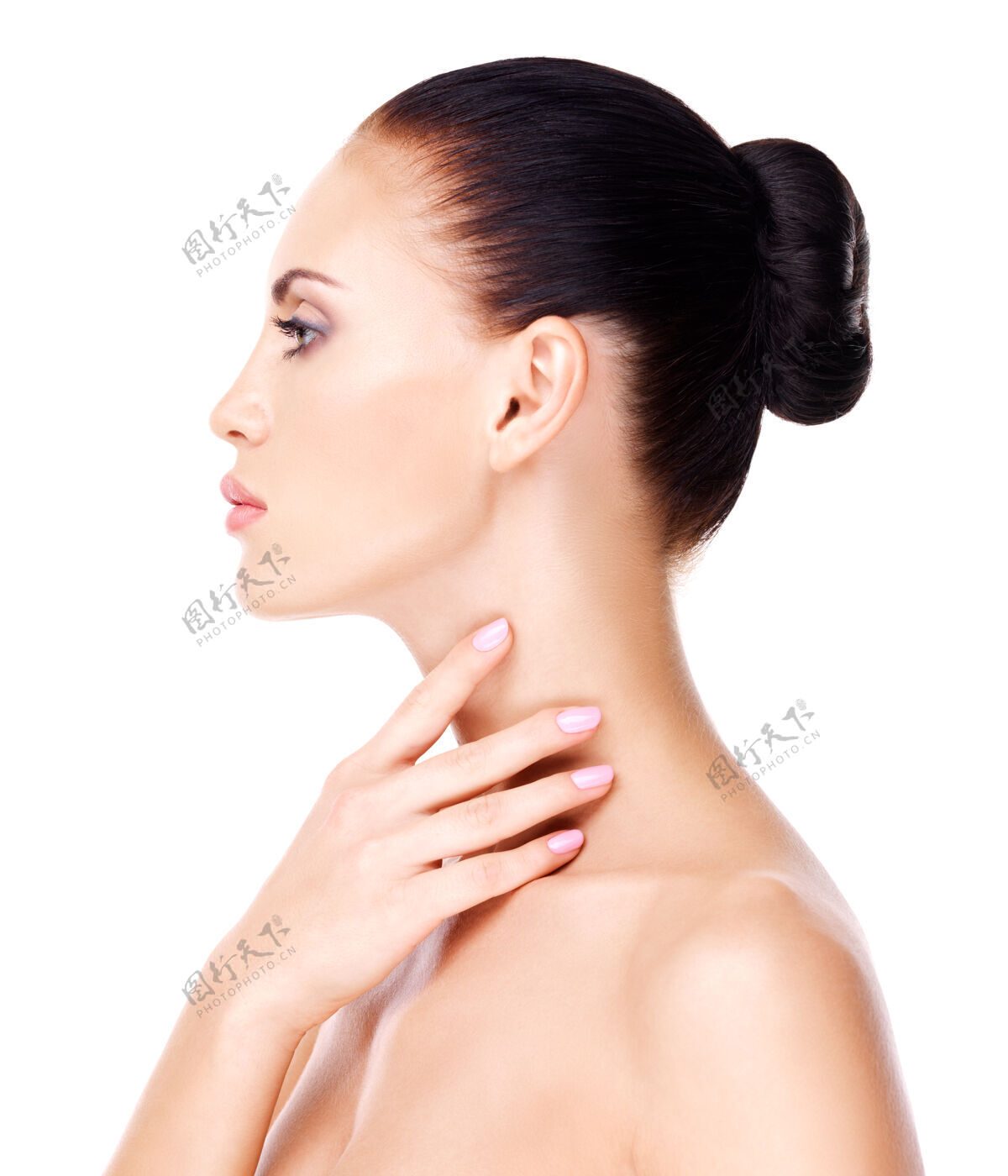成人用手指触摸脖子的美女肖像-白色隔离手背景轮廓