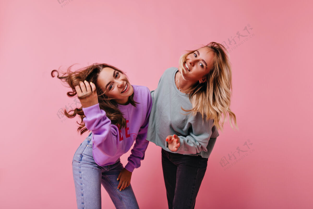 友谊穿着牛仔裤的好心情的女性朋友表达快乐华丽的姐妹们在紫色上欢笑活力最好魅力