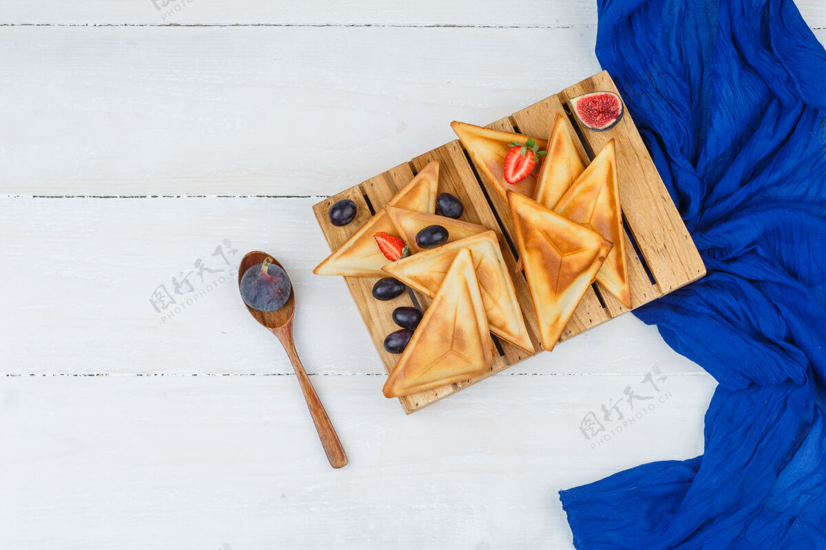 传统用木勺和水果在木板上煎饼自制枫树浆果