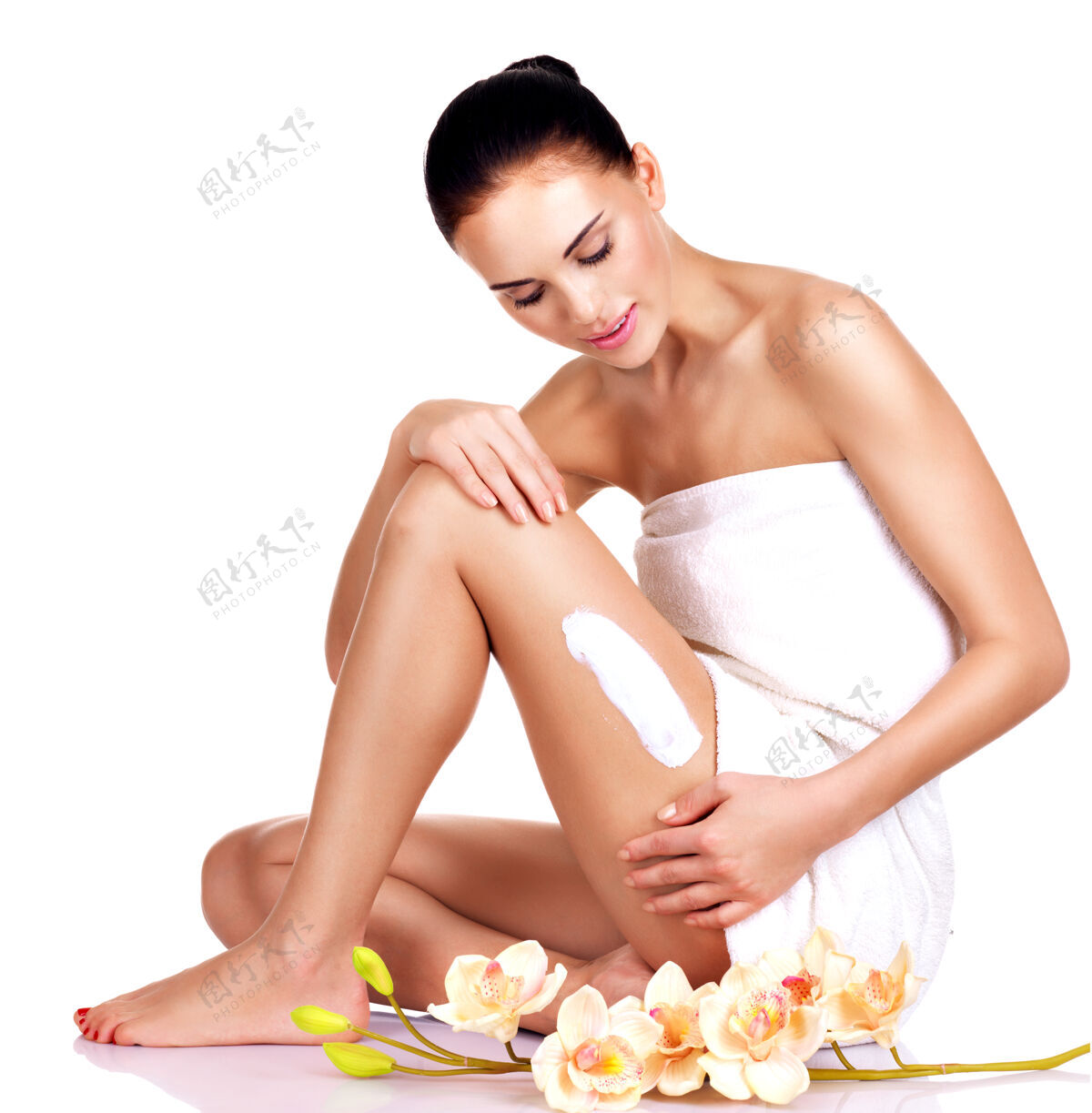 女人美丽的年轻女子用花膏隔离在白色奶油护理花