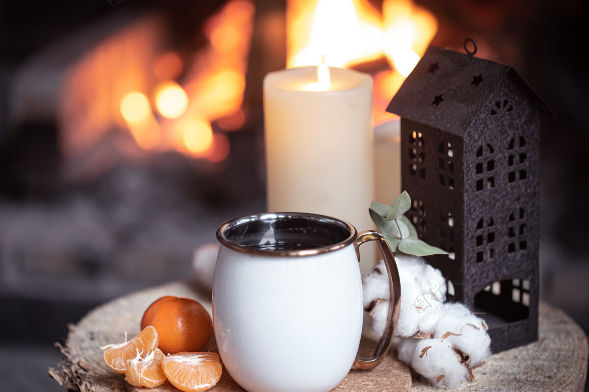杯子壁炉旁的木桩上有装饰元素的杯子城市外乡村度假的概念温暖乡村舒适