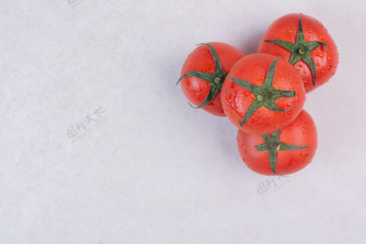 叶子鲜红的西红柿涂上白色番茄生食用