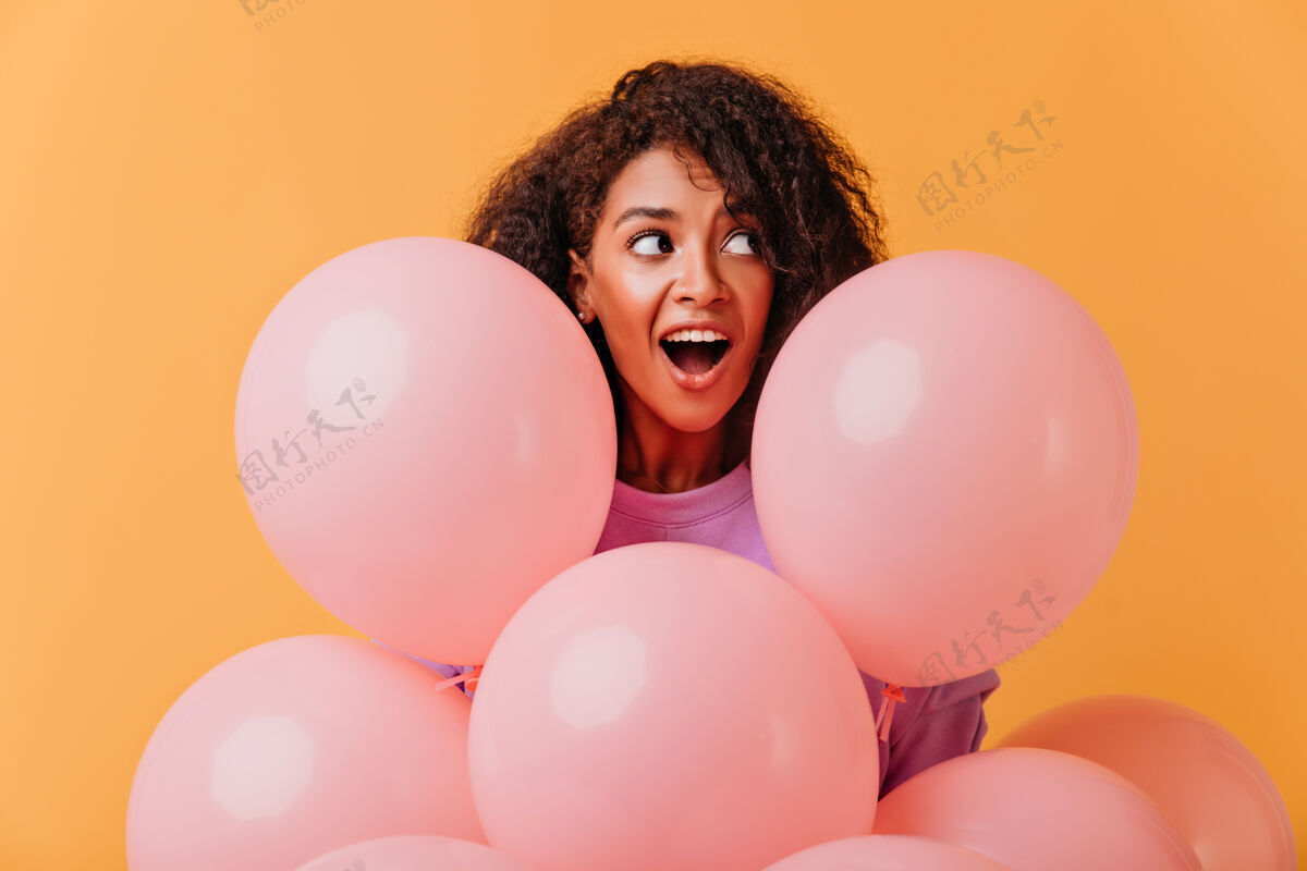 活动一张照片 一个惊喜的生日女孩在和气球摆姿势的时候把目光移开了有趣的非洲女人在派对上鬼鬼祟祟的欢乐女人礼物