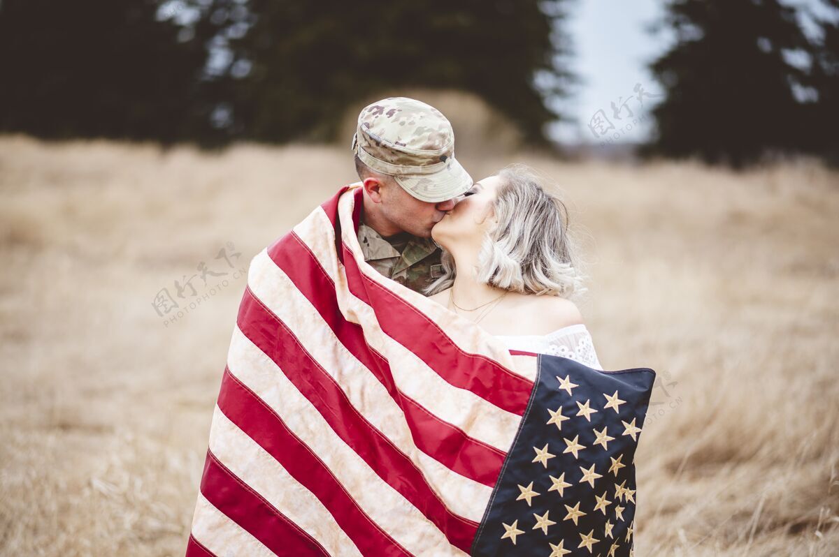 国旗一名美国士兵裹着美国国旗亲吻他亲爱的妻子伙伴士兵军队