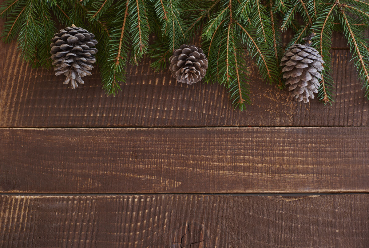 十二月木板上的花环松树装饰圣诞节