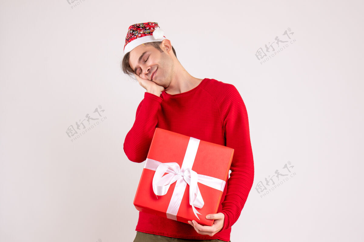 工作室前视图睡意朦胧的男子站在白色的圣诞帽假日困倦帽子