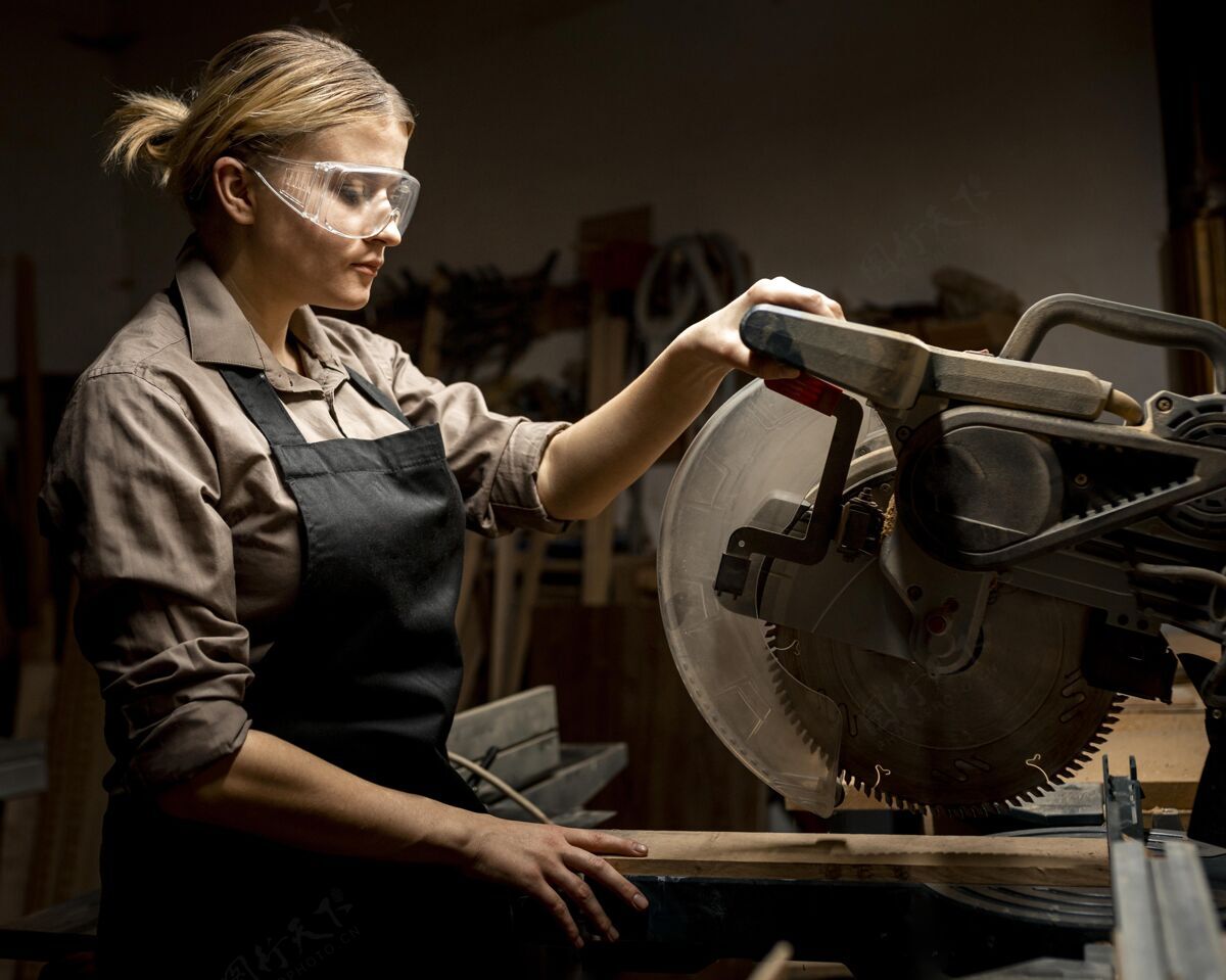 贸易女木匠带工具侧视图工作职业女人