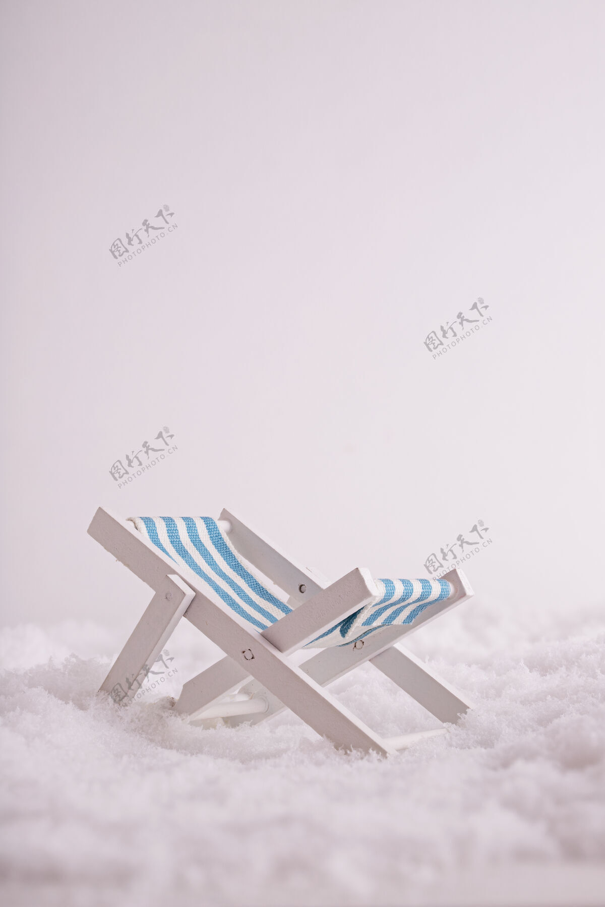日光浴床一个小玩具在雪地里晒太阳的特写镜头冰海小