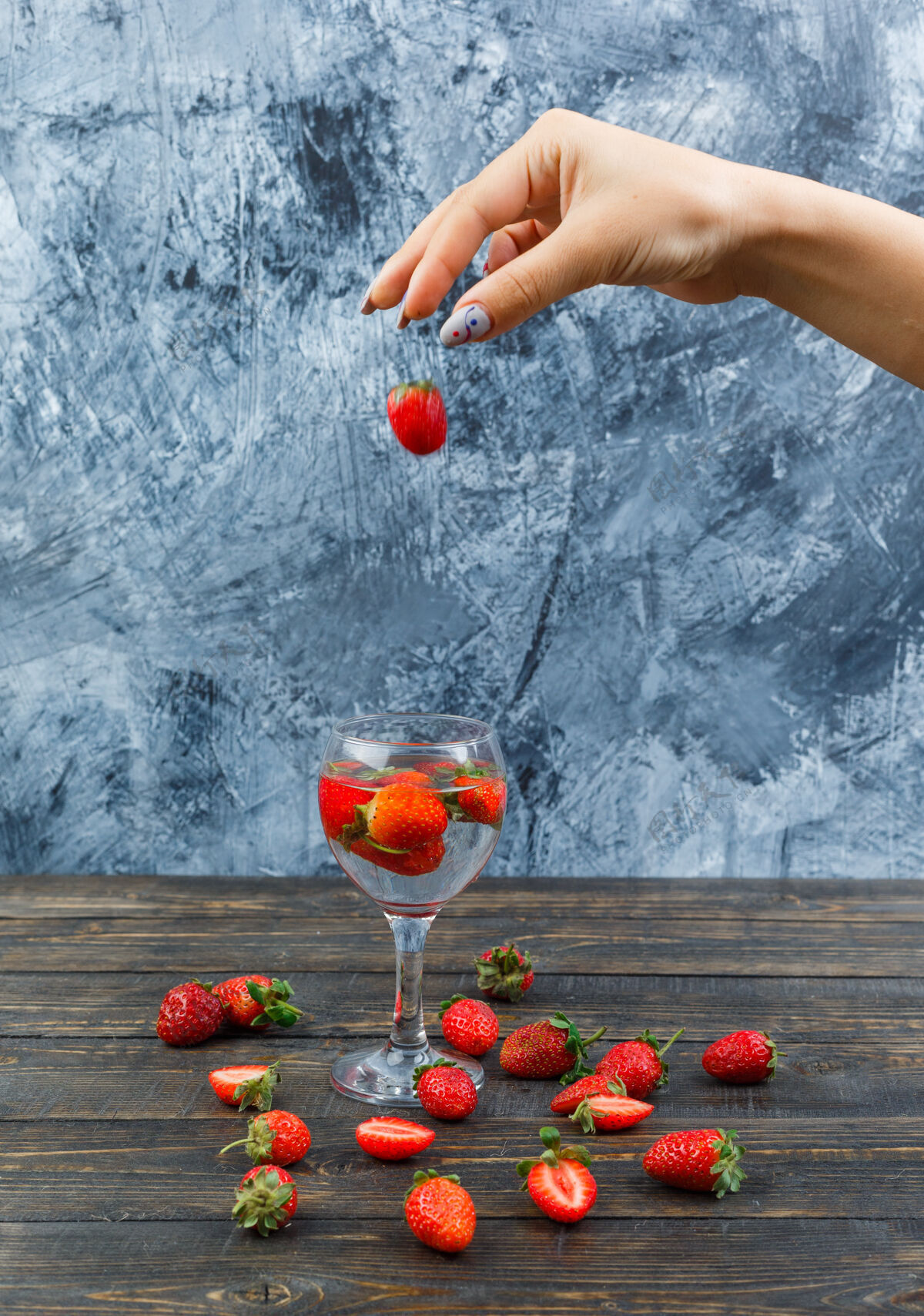 草莓手拿草莓放在木板上产品手草莓