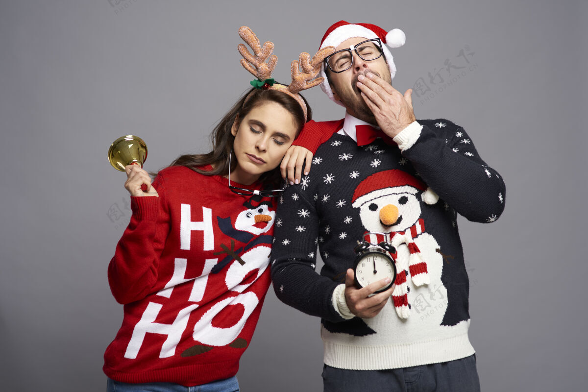 女无聊的夫妇在圣诞节睡觉打哈欠情绪化压力闭上眼睛