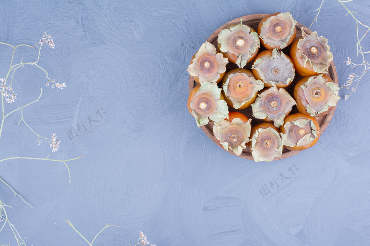 产品黄色的枣李子放在蓝色的木盘里景观美味酸味