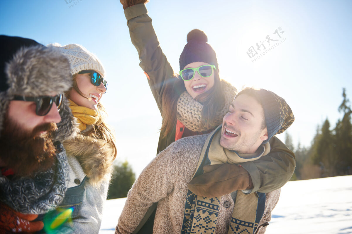 尖叫他们一生中最美好的冬天假期手提高太阳镜