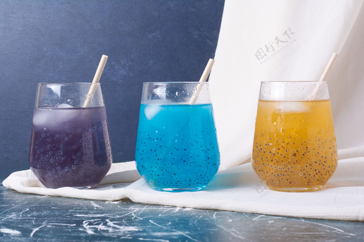 健康五颜六色的水果在蓝色的饮料杯上产品冰沙光