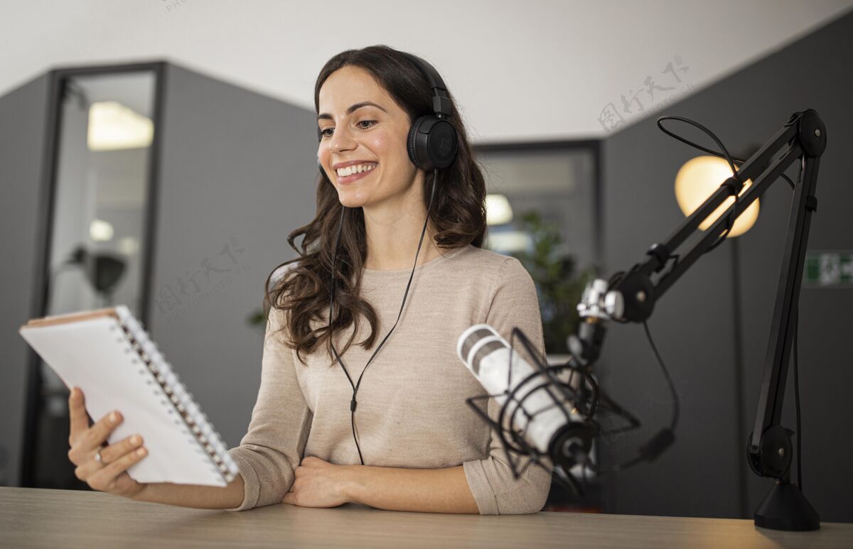 女人在广播节目中 一个微笑的女人在演播室里媒体女人传输
