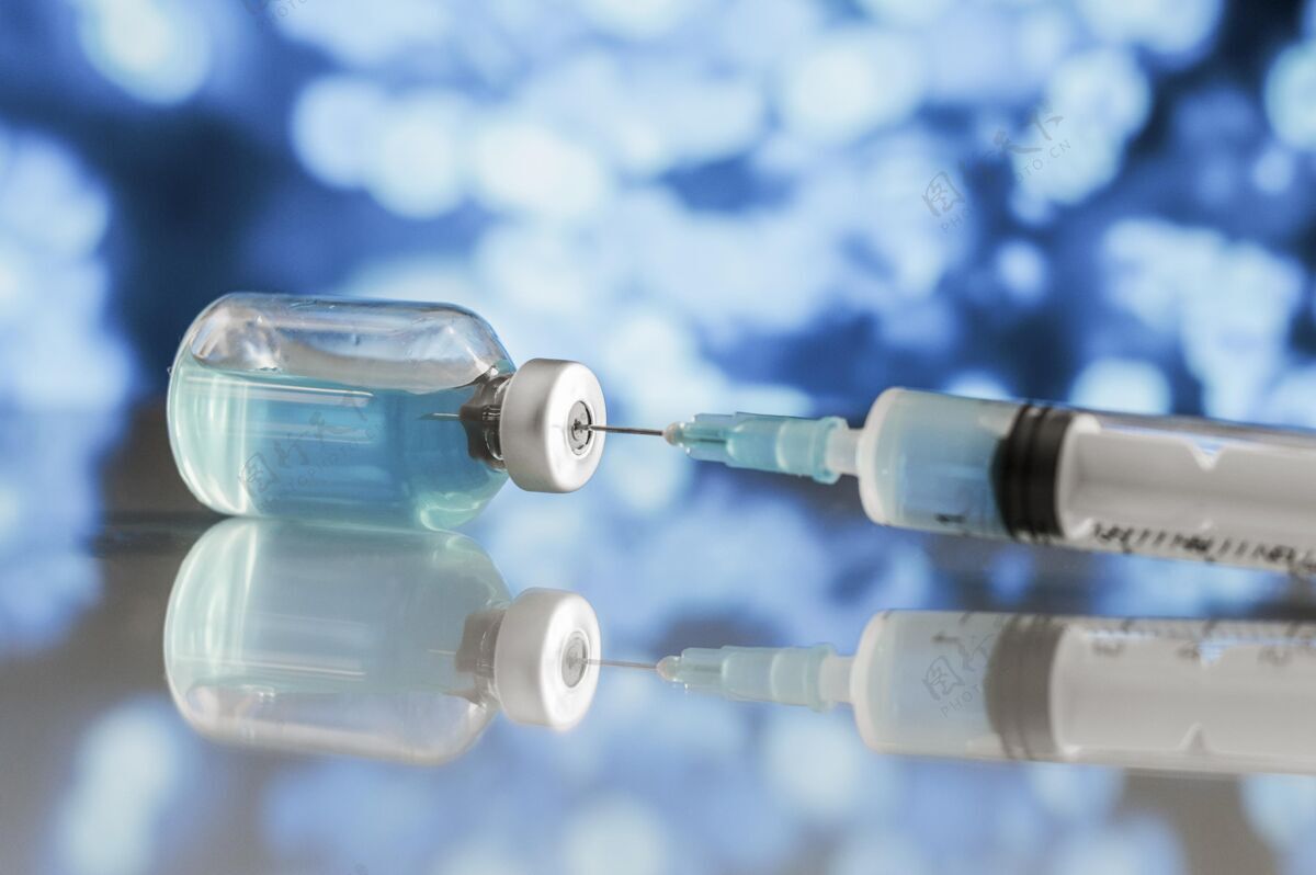 预防注射器和疫苗瓶放在桌子上治疗解药药品