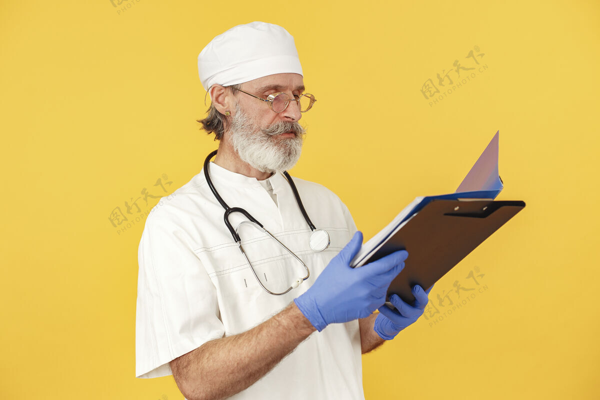 制服带着听诊器微笑的医生孤立的戴着蓝色手套的人自信男护理
