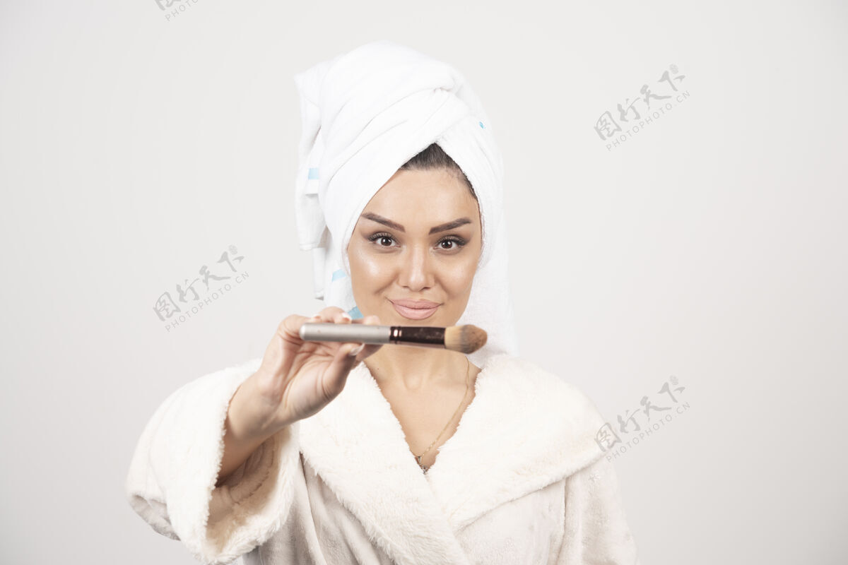 毛巾穿着浴衣和毛巾的年轻女子用流苏化妆化妆品皮肤自然