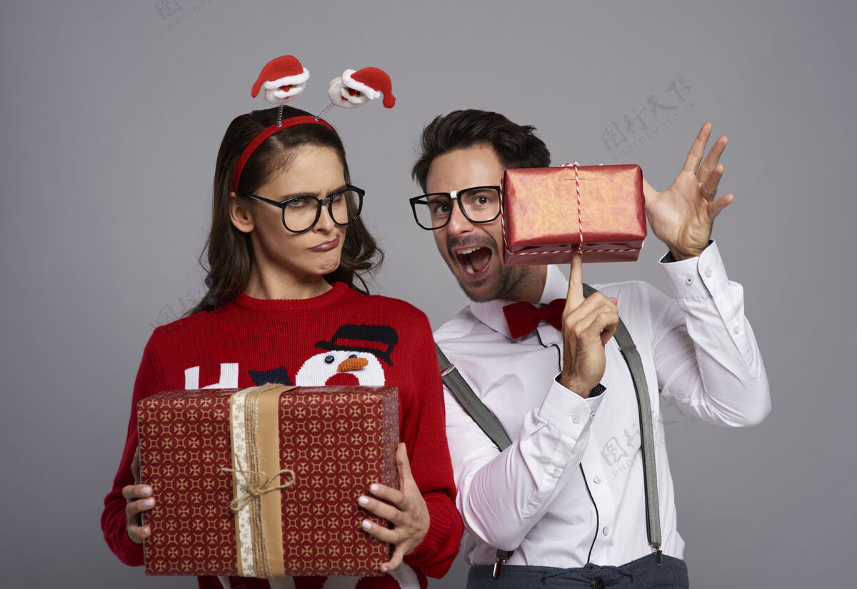 尖叫有很多圣诞礼物的有趣的夫妇开衫女人圣诞毛衣
