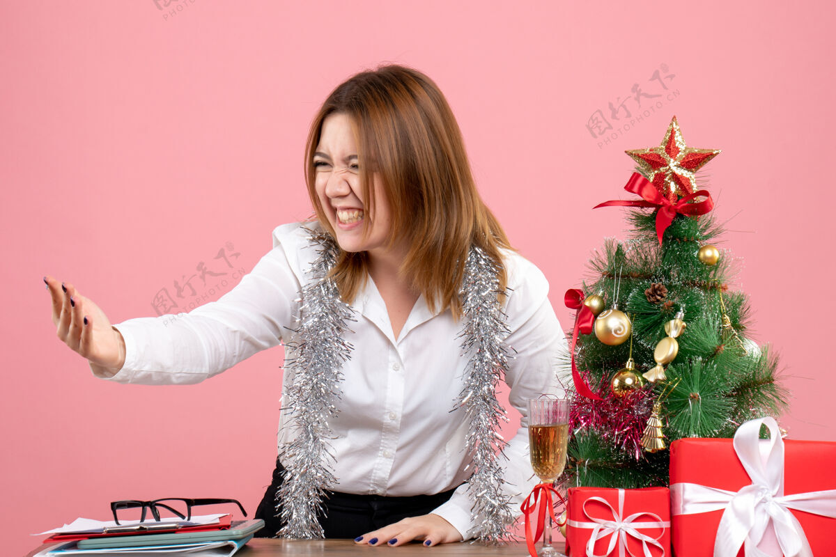 情感女工围坐在粉色的圣诞礼物旁的正视图圣诞节导演工作