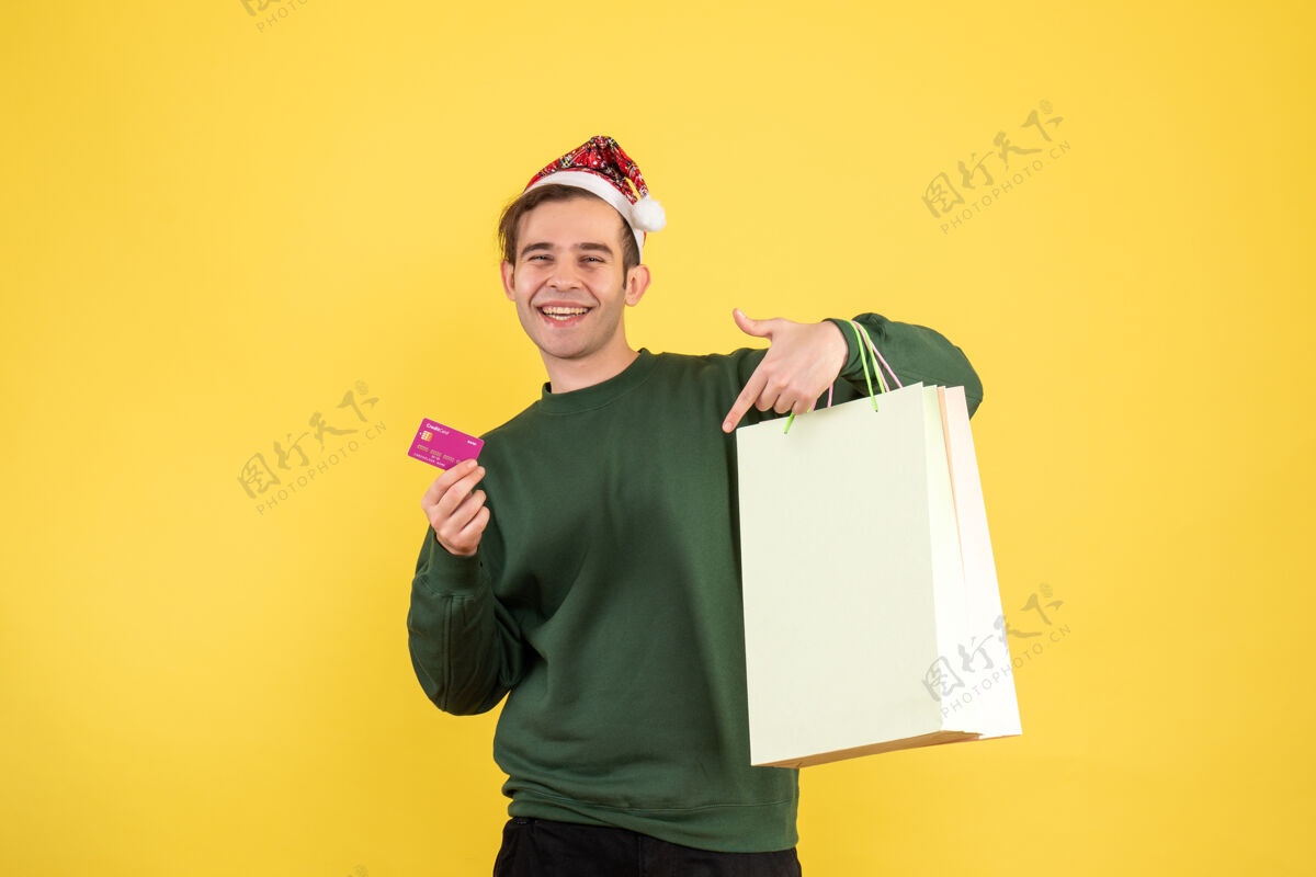 秘书正面图快乐的年轻人站在黄色的购物袋上包购物男人