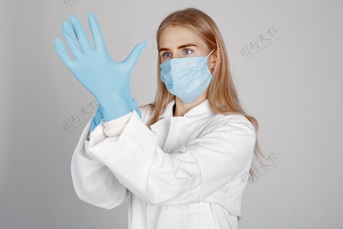 肖像戴着医用面罩的医生冠状病毒隔离在白墙上成人医院诊所
