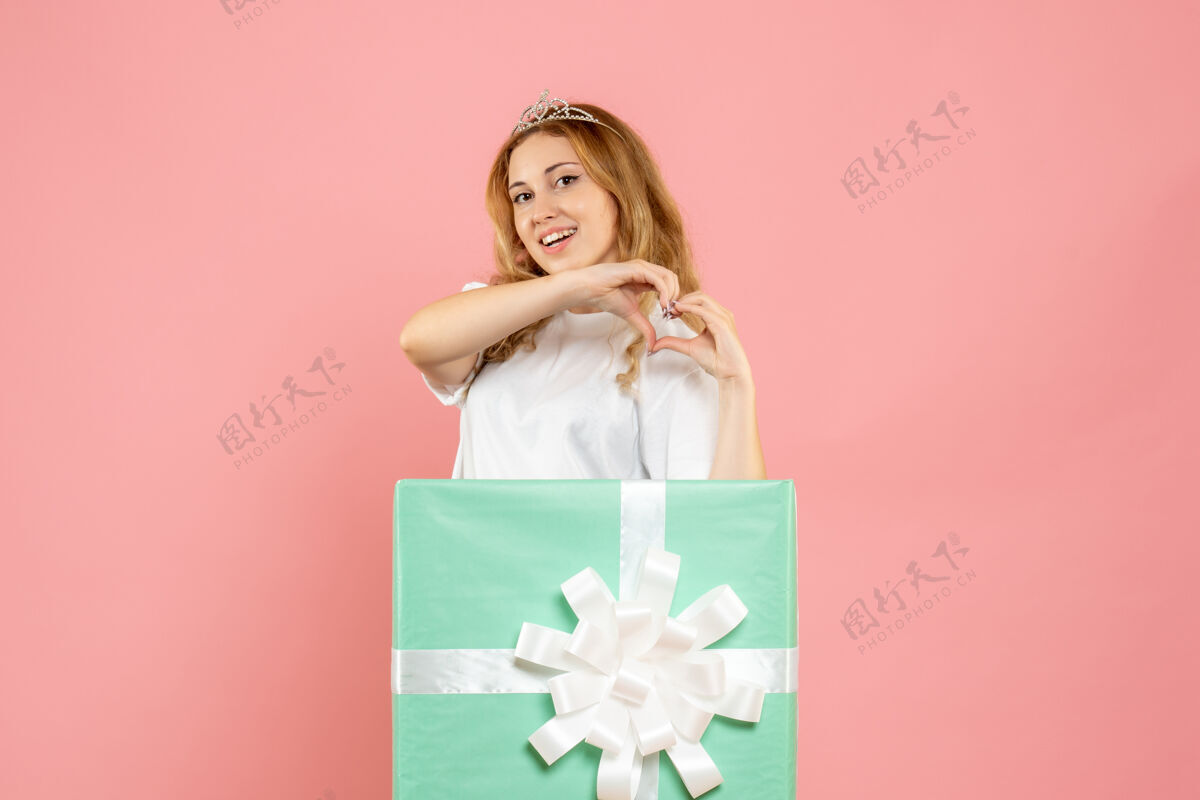 盒子蓝色礼品盒内的年轻女性正面图时尚人情感