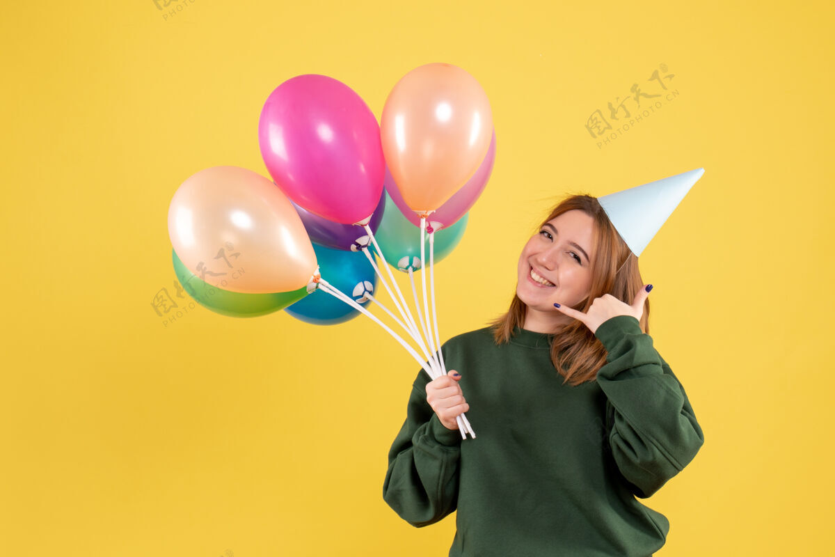 工艺正面图是一位年轻的女士 手里拿着五颜六色的气球气球五颜六色聚会