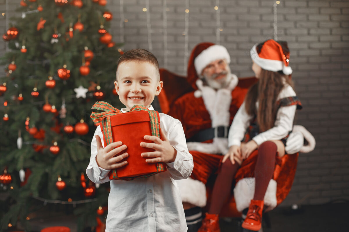 拥抱圣诞节 孩子们和礼物圣诞老人给孩子们带来礼物快乐的孩子们带着礼物拥抱圣诞老人圣诞成人快乐
